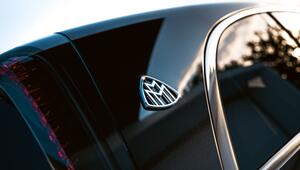 Das Maybach-Logo auf einem VLS von Mercedes Benz