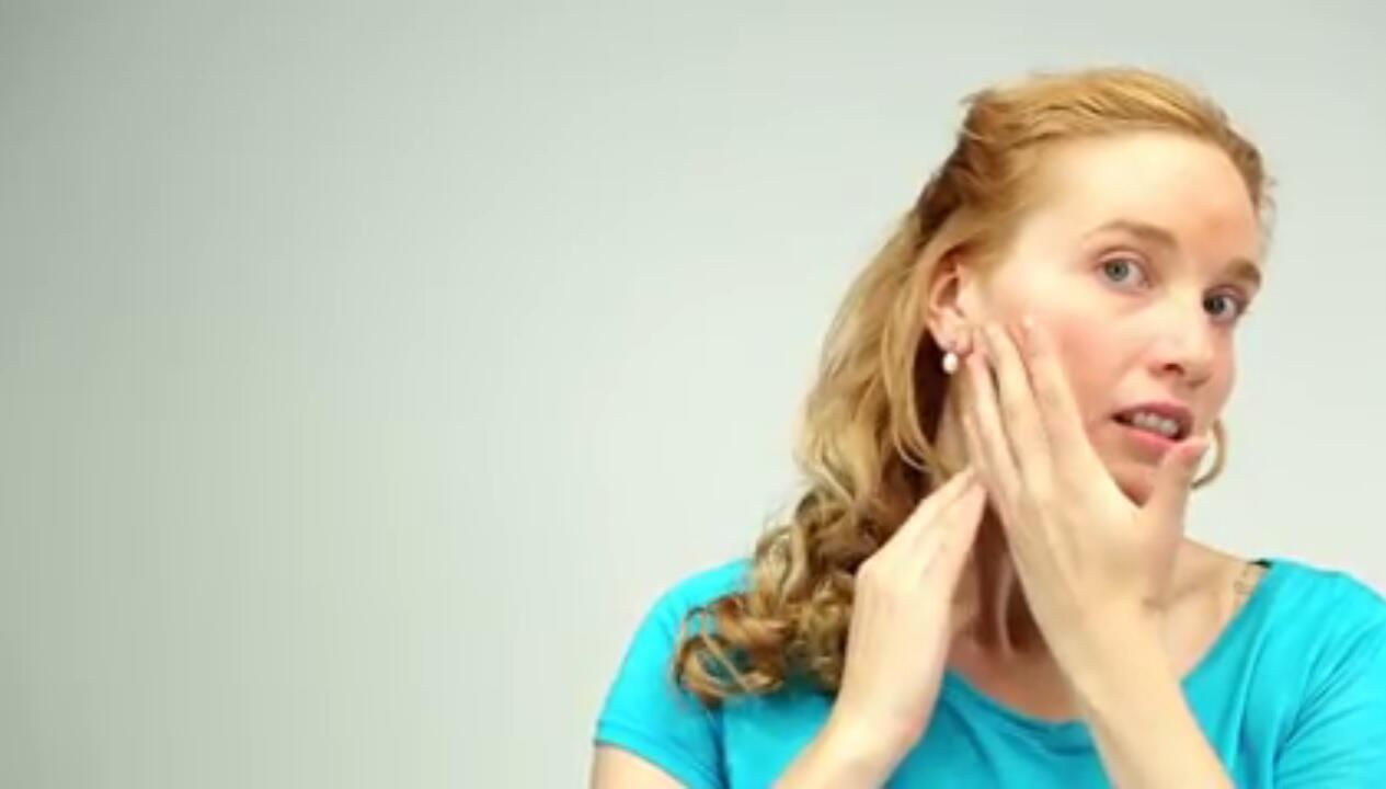 Die Masken für die Person von der Graubraunen