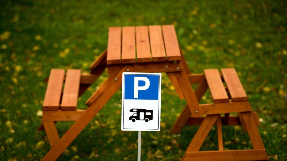 Ein Parkplatz-Schild mit der Abbildung eines Wohnmobils