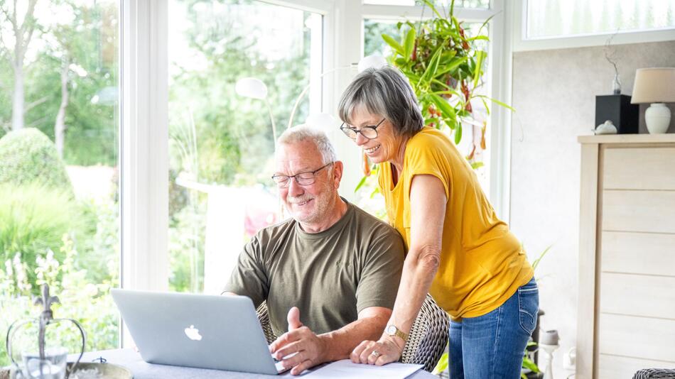 Ein älteres Paar am Laptop