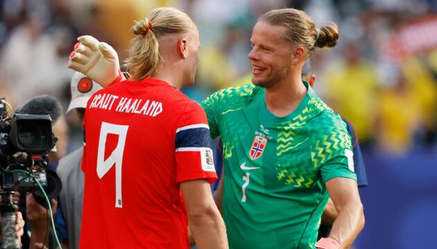 Norwegens Stürmer-Star Erling Haaland (l.) und Torwart Orjan Nyland.