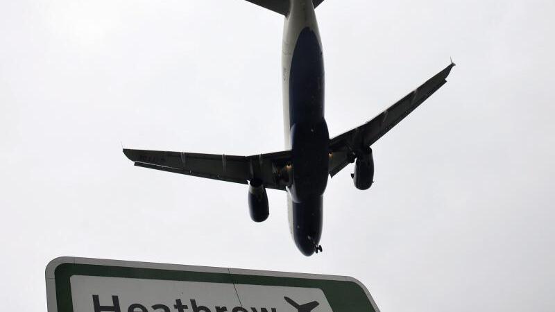 Flugzeug am Flughafen Heathrow in London