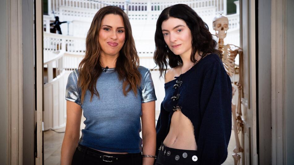 Moderatorin Salwa Houmsi und Sängerin Lorde (r.) treffen in einer neuen "aspekte extra"-Ausgabe ...
