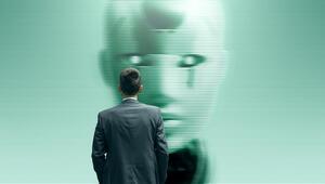 Ein Mann starrt auf einen humanoiden KI-Roboter.