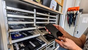 Zahlreiche Smartphones sind im Fundbüro zu sehen