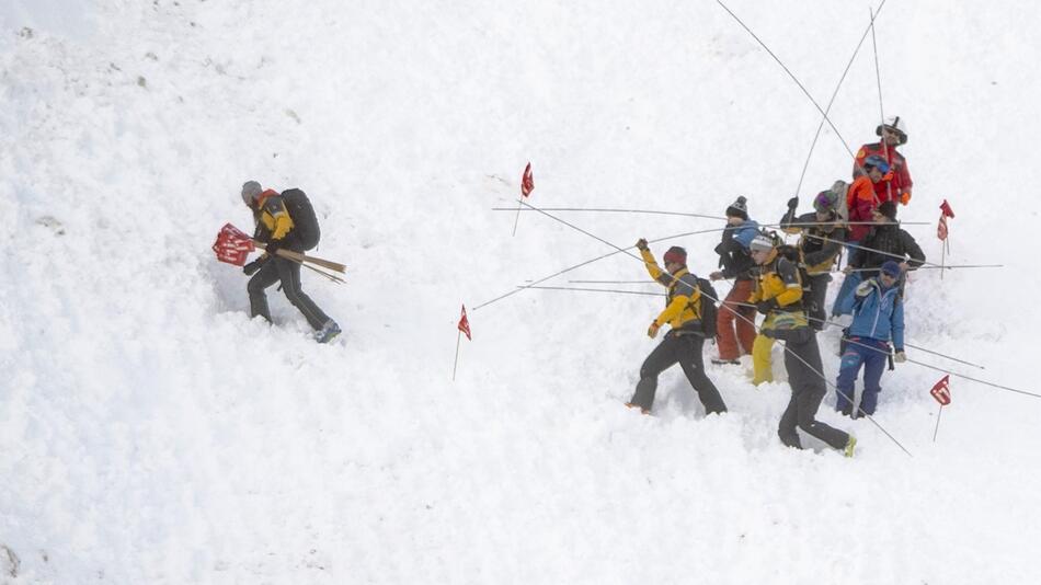 Lawine auf Skipiste in der Schweiz