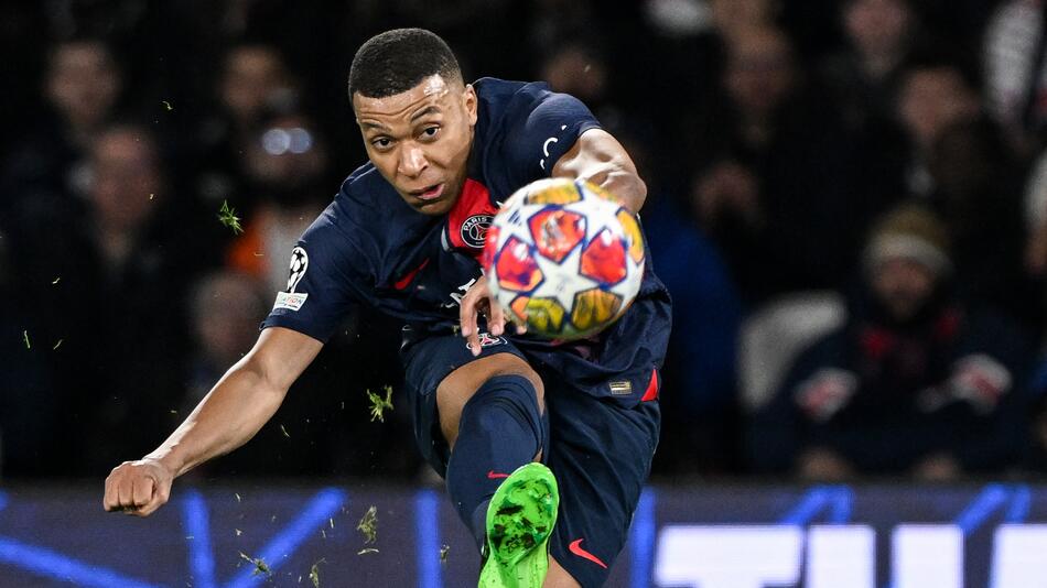 Paris' Torjäger Kylian Mbappe schiesst den Ball im Duell mit Real Sociedad San Sebastian