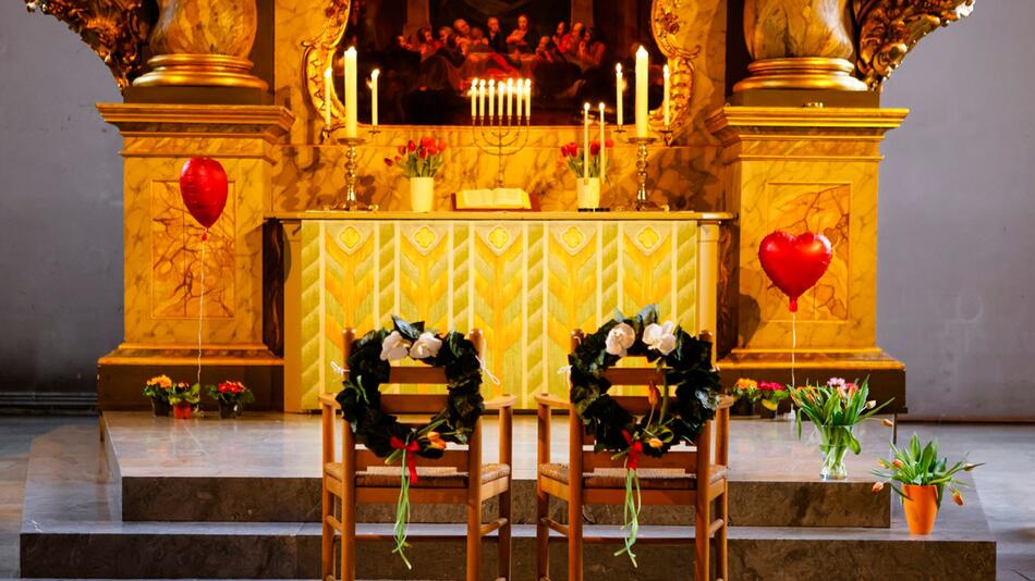 Geschmückte Stühle stehen vor dem Altar einer Kirche
