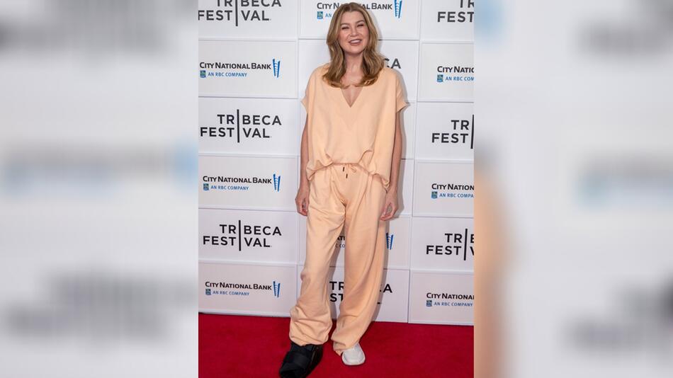 Ellen Pompeo lief am Samstag mit einer Fussschiene über den roten Teppich in New York.