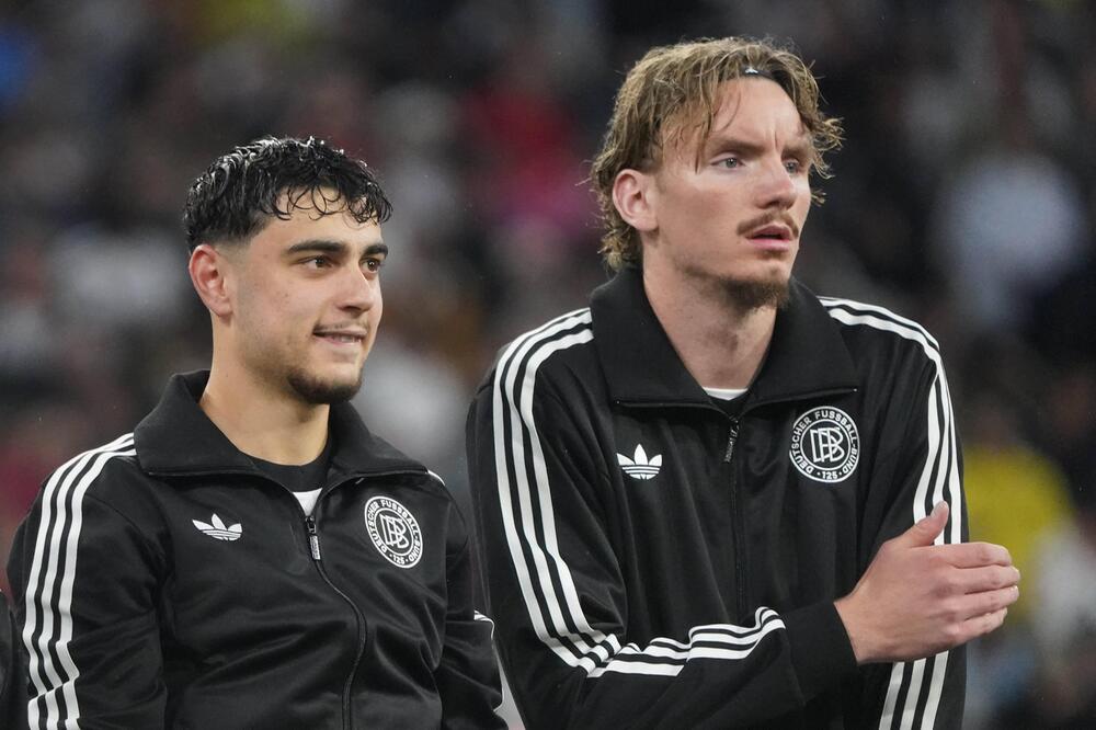 Aleksandar Pavlovic (l.) und Nick Woltemade