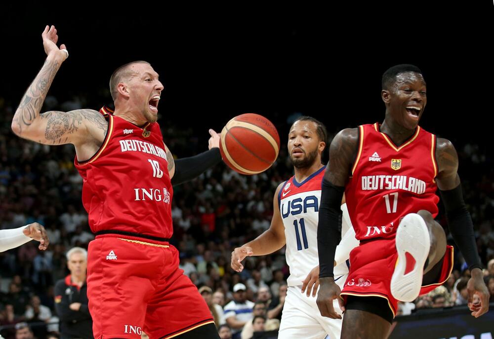 Daniel Theis (l) und Dennis Schröder