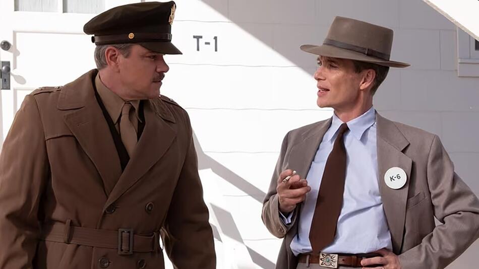 "Oppenheimer": J. Robert Oppenheimer (Cillian Murphy, r.) und Leslie R. Groves (Matt Damon, l.) ...