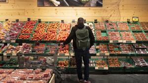 Mann beim Einkaufen in einem Supermarkt