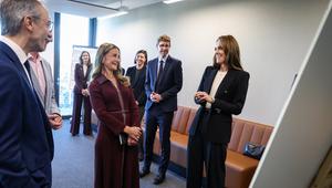 Prinzessin Kate (r.) hat sich mit Melinda French Gates getroffen.