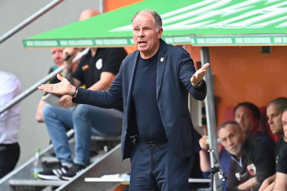 Augsburgs Manager Stefan Reuter beschwert sich beim Schiedsrichter-Gespann