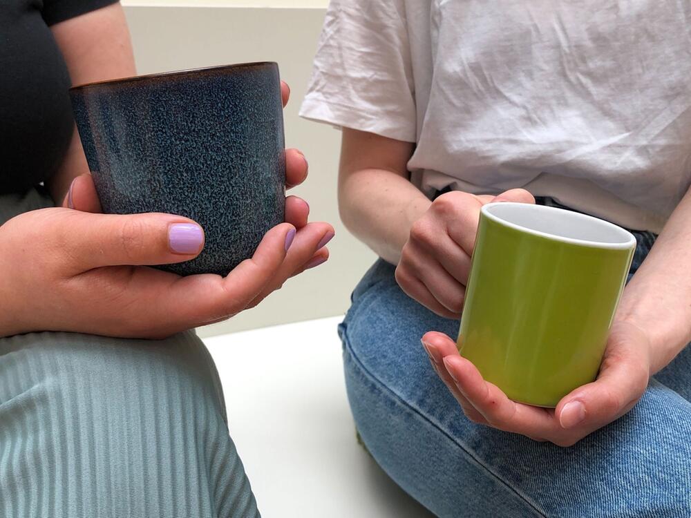 Zwei Frauen trinken im Büro Kaffee