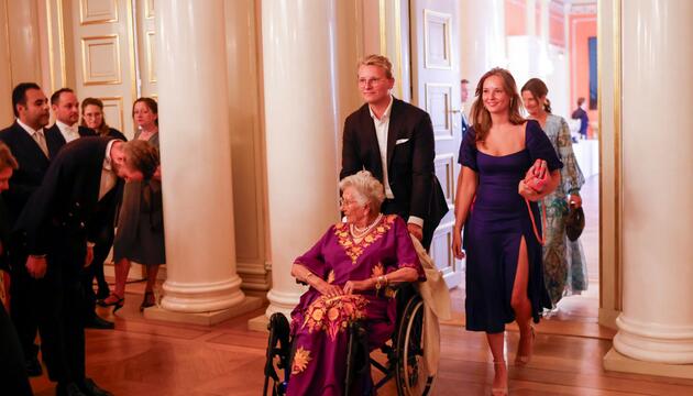 Prinzessin Astrid (vorne)