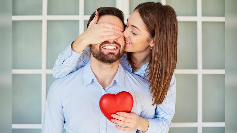 Der romantische Partner sollte die Valentinstags-Planung in die Hand nehmen, meint Stefanie Stahl.