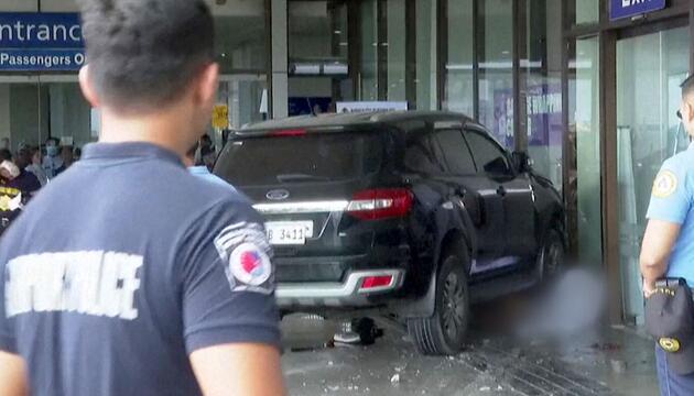SUV rast in Flughafen-Eingang: Zwei Tote und mehrere Verletze in Manila