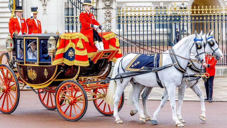 "Tyrone mit seinem Neffen, Holyrood, bei Trooping the Colour 2024", schreibt der Palast zu ...