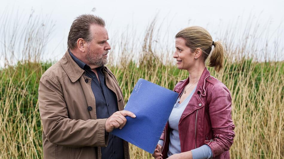 "Friesland: Tief im Dreck": Apothekerin Insa Scherzinger (Theresa Underberg, r.) und Kommissar ...