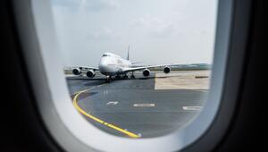 Blick aus einem Flugzeug auf die Rollbahn am Flughafen