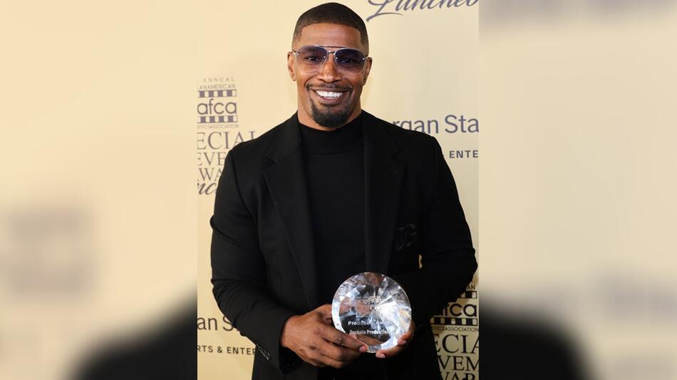 Mit Sonnenbrille und komplett in Schwarz gekleidet hat Jamie Foxx die Auszeichnung in Los ...