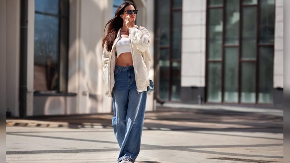 Crop-Tops matchen perfekt zur lässigen Baggy Jeans, gerade an heissen Sommertagen über 30 Grad.