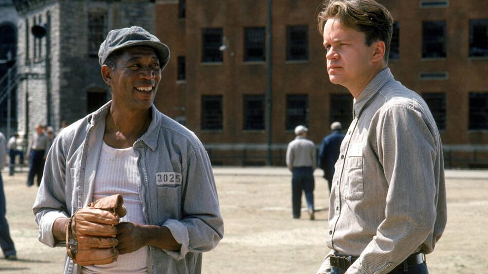 Liessen das Kinopublikum zunächst kalt: Morgan Freeman (l.) und Tim Robbins in "Die Verurteilten".