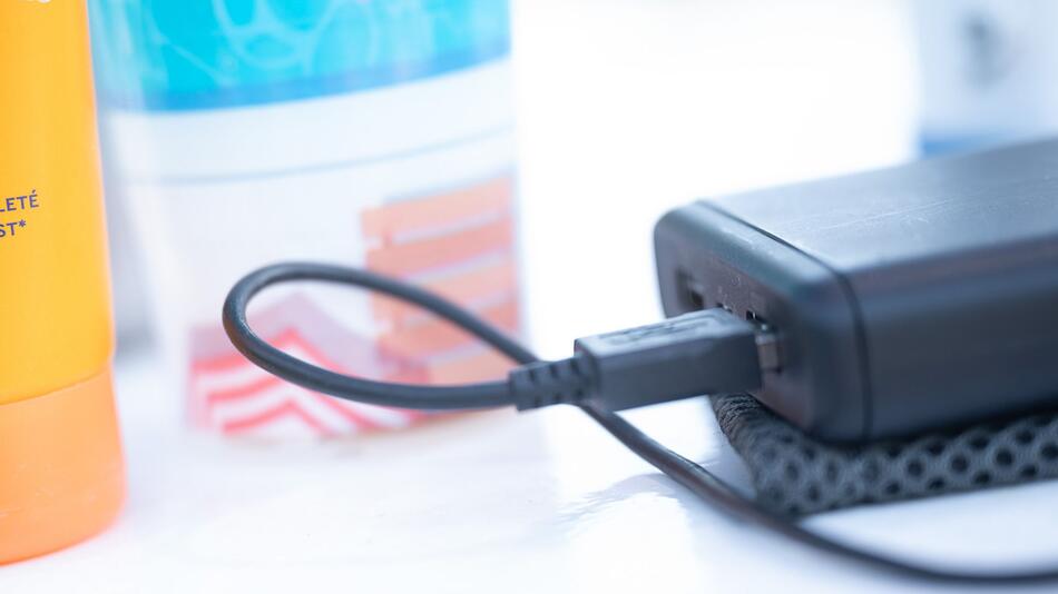 Powerbank und Sonnenmilch