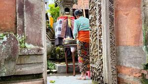 Balinesin in einem Tempel - Tag der Stille