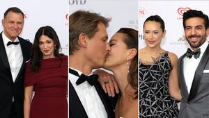 Von Jessica Schwarz gab es einen innigen Kuss für ihren Liebsten. Auch Iris Berben und Elyas ...