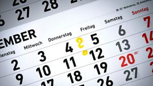 Ein Kalender liegt auf einem Tisch