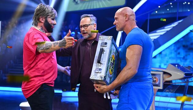 Thorsten Legat holt sich am Ende von "Schlag den Star" den Sieg und den Geldkoffer.