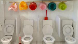 Aufgereihte Toilettentöpfchen in einer Kita