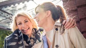 Zwei Frauen lachen miteinander