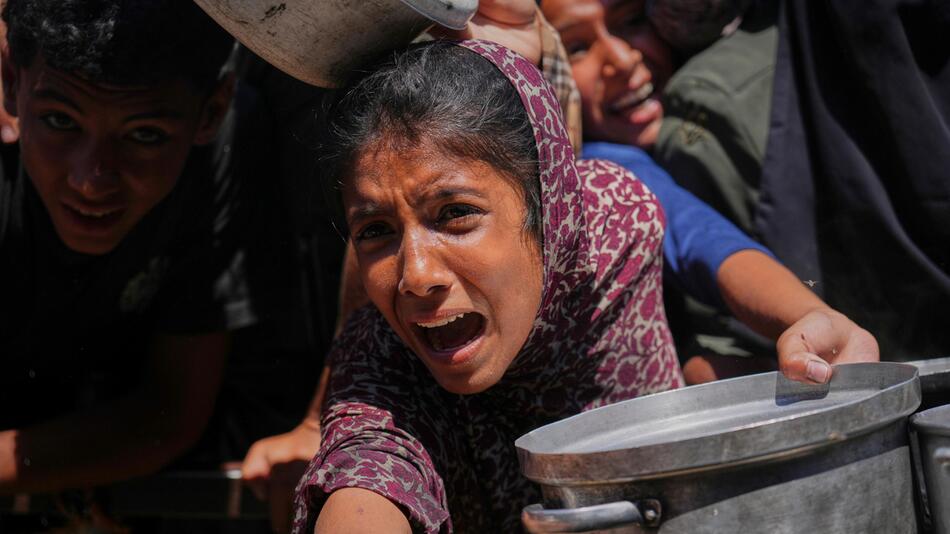 Eine Frau kämpft um Hilfsgüter in Gaza