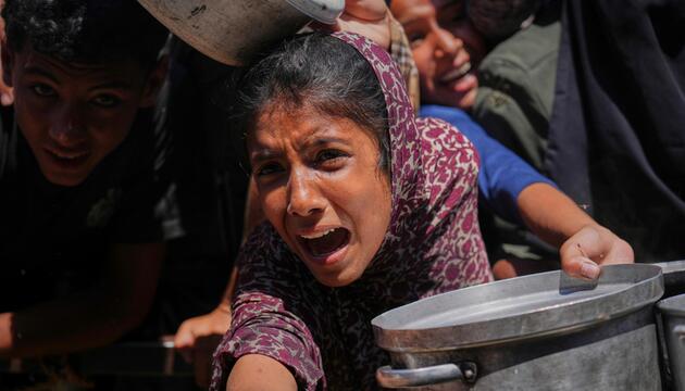 Eine Frau kämpft um Hilfsgüter in Gaza