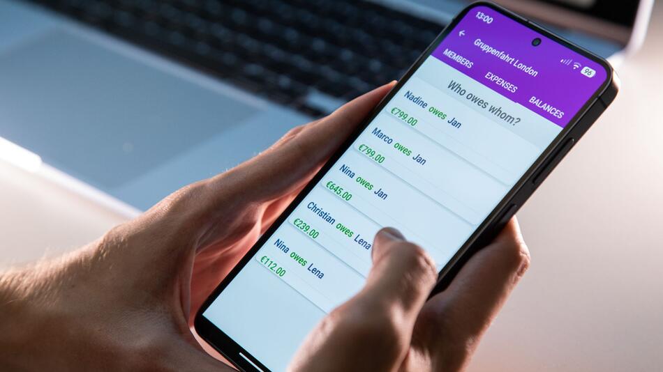 Mann nutzt die App "Split it Easy"