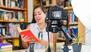 Frau nimmt ein Video von sich auf 