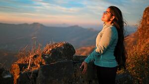 Frau in Berglandschaft