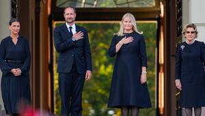 König Haakon kann bei der Eidzeremonie nicht von seiner Ehefrau Mette-Marit (2.v.r.) begleitet ...