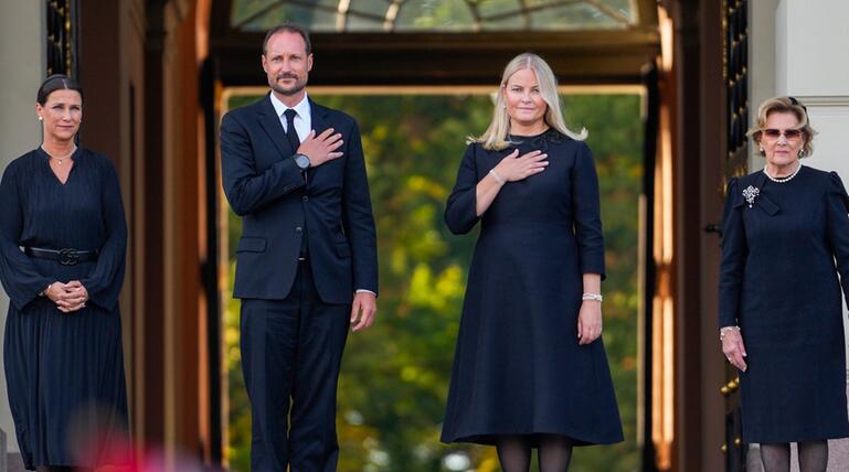König Haakon kann bei der Eidzeremonie nicht von seiner Ehefrau Mette-Marit (2.v.r.) begleitet ...
