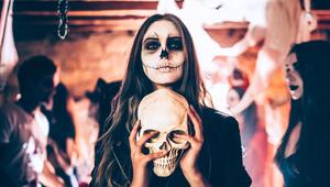 Frau mit Totenkopf in den Händen