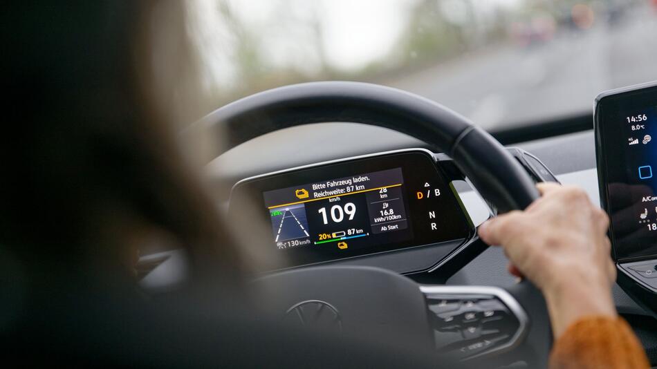 Frau fährt ein E-Auto