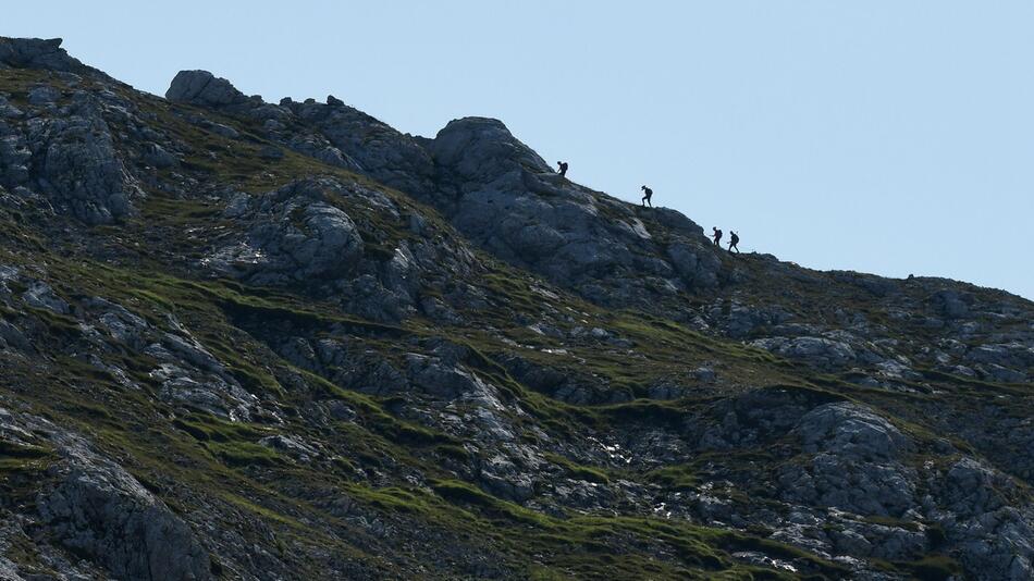 Wanderer steigen einen Grat hinauf