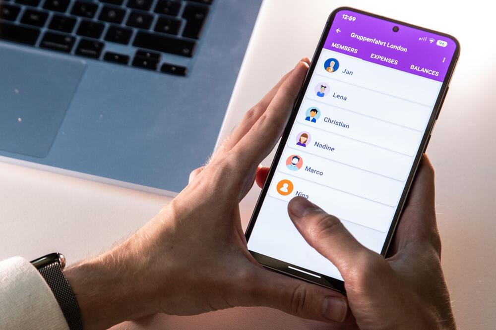 Mann nutzt die App "Split it Easy"