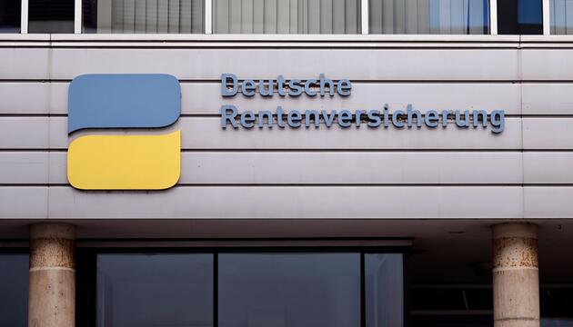 Das Logo der 'Deutsche Rentenversicherung' an einer Hauswand in Köln