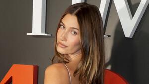 Hailey Bieber hat den Anti-Blush-Trend bereits für sich entdeckt.