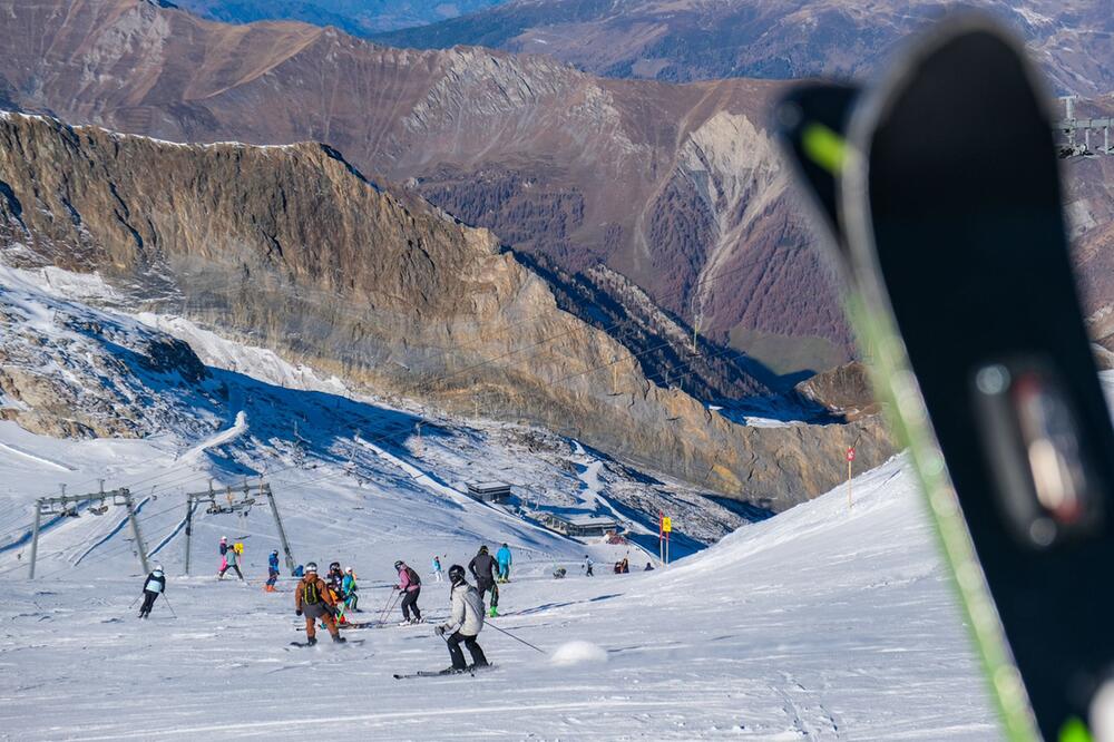 Skipise mit Blick auf braune Berge